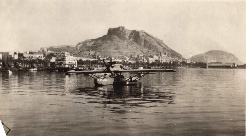 photo 140x80 - Rade d'Alicante, Juin 1927 - Le départ pour Casablanca de l'hydravion "Uruguay" qui en juin 27 tenta le raid France-Uruguay qui se termina tragiquement sur les côtes marocaines. Aux commandes le Commandant Larres-Borges. dans l'angle gauche de la photo est écrit: 10-10-27