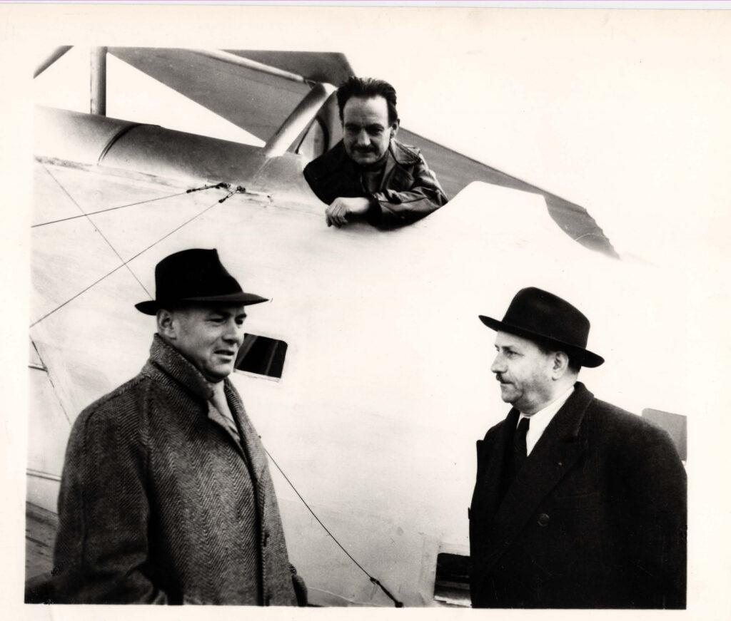 Léon Antoine, pionnier des Lignes Latécoère, Pierre Fresnay, acteur, et Didier Daurat lors du tournage du film sur l'Aéropostale "Le grand Balcon"