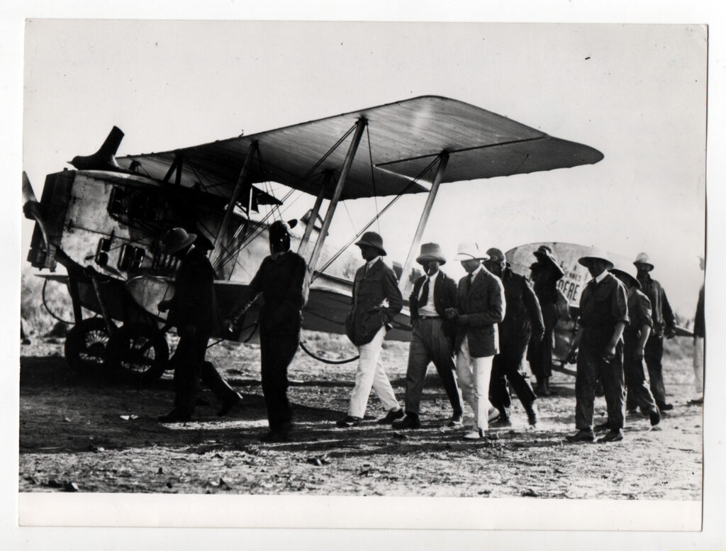 Arrivée du 1er courrier en Breguet 14 immatriculé F-AFEJ sur la base militaire de Dakar Ouakam le 03 juin 1925. pilote : Emile Lécrivain; mécanicien : Lavidalie. 1ére liaison aérienne Paris - Casa - Dakar depart de Casa le 01 mai 1925, arrivée à Dakar le 03 mai 1925