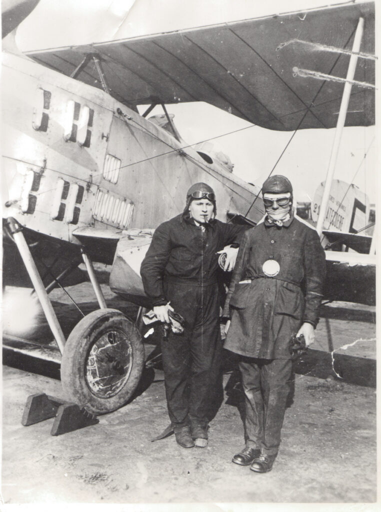 Agadir 1926 Marcel REINE ( avec cigare) et ANTOINE chacun sur un BREGUET départ d'Agadir pour Cap Juby