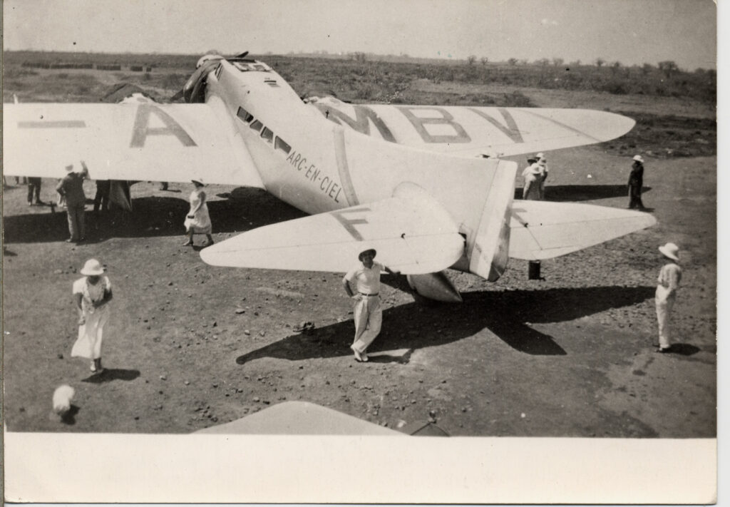 Couzinet Arc en ciel F-AMBV Terrain de Ouakam (Dakar). M. Espinosa est appuyé sur l'aileron 11 x 17.5
