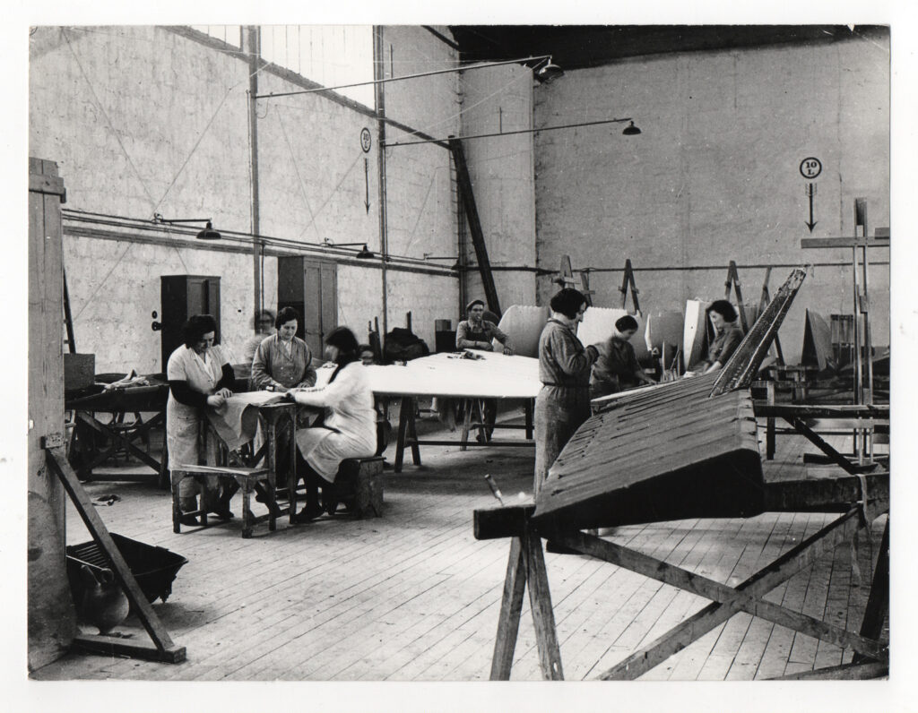Atelier d'entoilage dans les hangars d'Air France à Marignanne en 1935 photo Relations Extérieures Air France