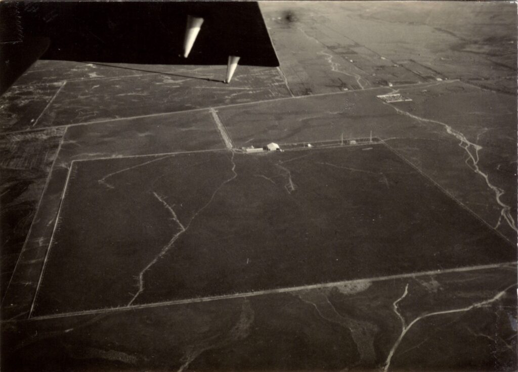 photo 172x115 - 1929 Brésil - Aérodrome de Pelotas Rio Grande do Sul 800mx800m. de g. à d. : - batiment d'habitation du personnel. - le hangar. - à l'extrémité, la radio avec 2 pylones.