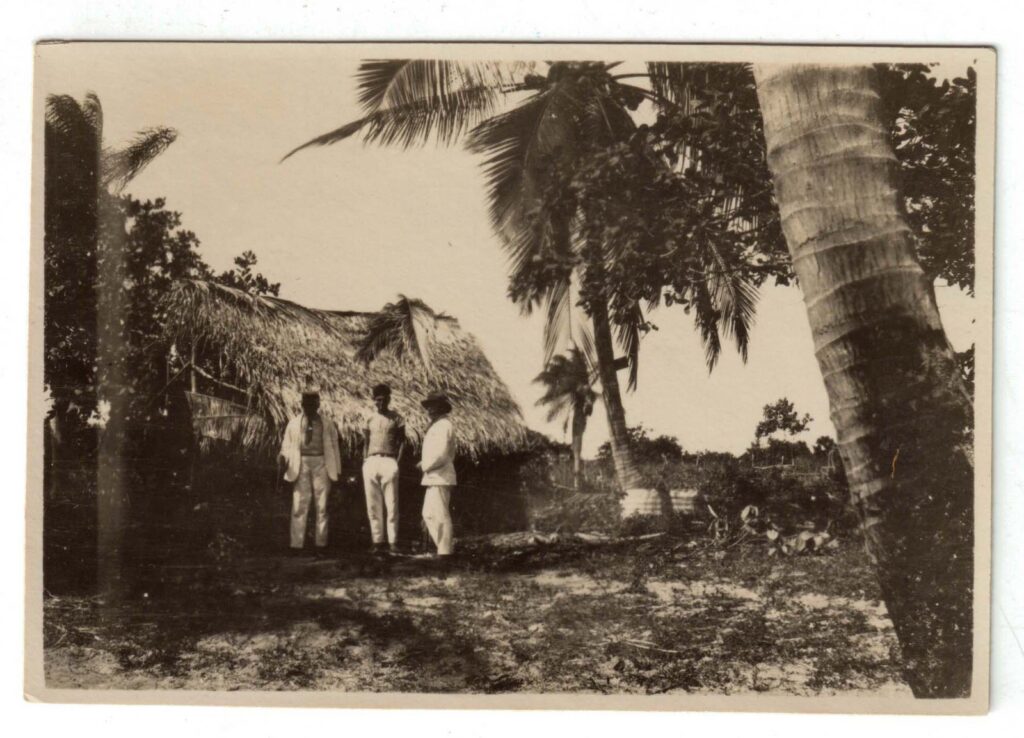 photo 81x56 - Juillet 1928 - Dans la brousse brésillienne prés de Pernambouc. . 2éme au centre, indien prés de sa hutte