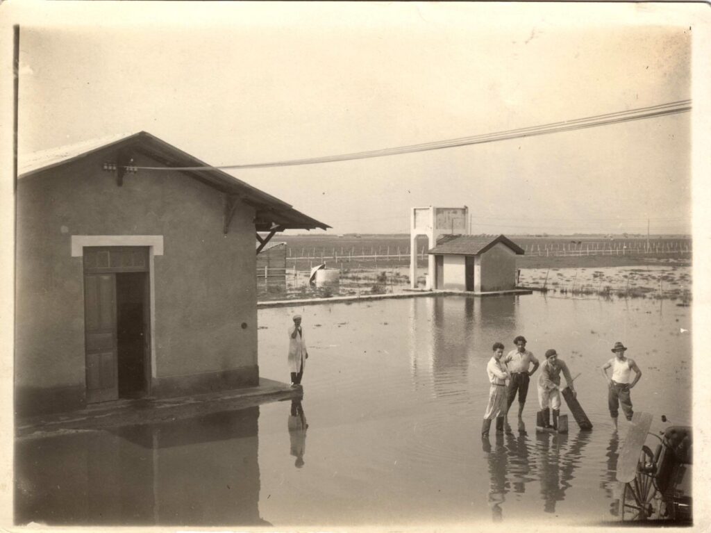 photo 114x85 - juillet 1929 - terrain inondé de Pelotas ( Rio Grandé do Sul ) aprés des pluies diluviennes. On distingue la hauteur de l'eau en regardant les pieds des personnes sur la photo.