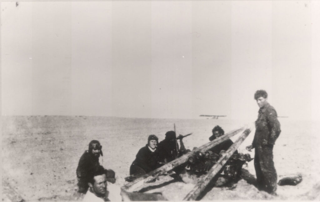Rio de Oro 1926 Récupération de l'épave du Breguet XIV N°236. Au premier plan Jean Mermoz, derrière, avec le serre-tête, Pierre Jaladieu, puis Marcel Reine, deux maures, Henri Bougnères debout. parue dans Icare 48 49 page 44