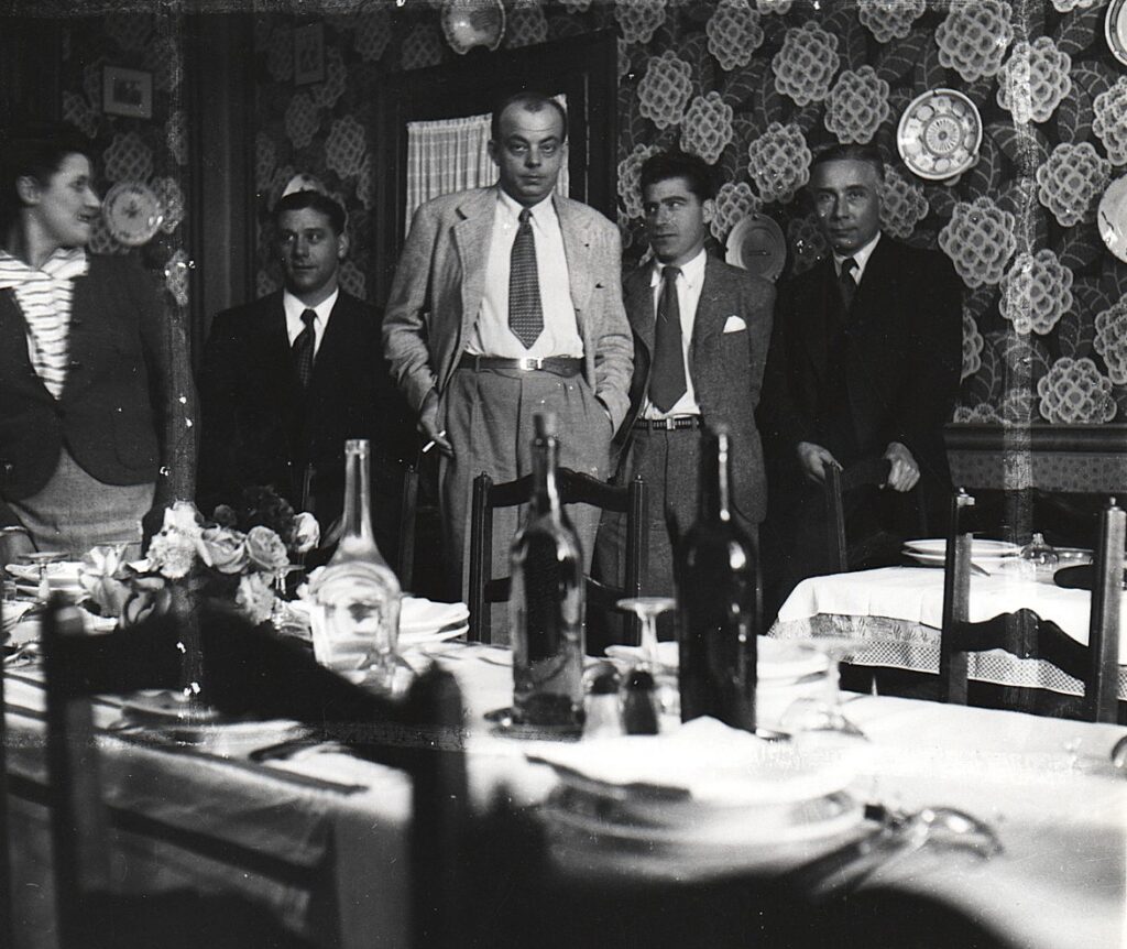 de gauche à droite : Noelle Guillaumet?, Henri Guillaumet, Antoine de Saint-Exupéry, Jacques Néri, x.