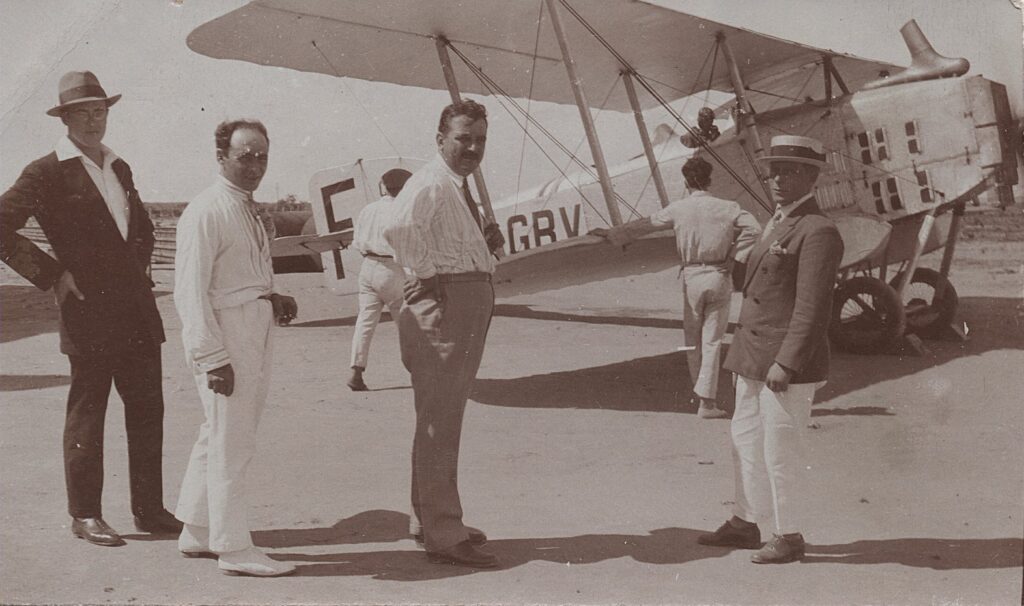 Natal 11 novembre 1928, départ du courrier, terrain de Pernamirim. De gauche à droite, Macaigne, Lacoste, chef de poste radio, Perez directeur administratif, Noël, 1er lieutenant Aviso Péronne. 11 novembre 1928 Breguet 14 après un survol de la ville Natal de gauche à droite : au 1er plan Macaigne et x... au 2e plan : capitaine becfigue Directeur de Rio, chef poste TSF Natal.