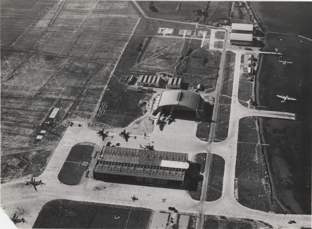 Hydrobase Marignanne entre 1934 et 1937 le bleriot F-ANLE "Santos Dumont" est sur le parking En bas le nouveau hangar, au mileur le hangar d'Air orient et en haut celui de l'Aéropostale